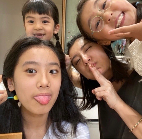 賈靜雯和仨女兒搞怪，4個美女咘咘眼睛居然最小，波妞缺牙張嘴笑