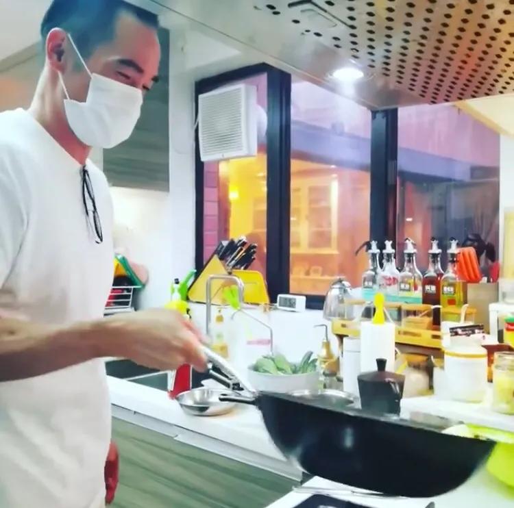 陳茵媺連續4年拍同款新年全家福，一家五口幸福美滿惹人羨