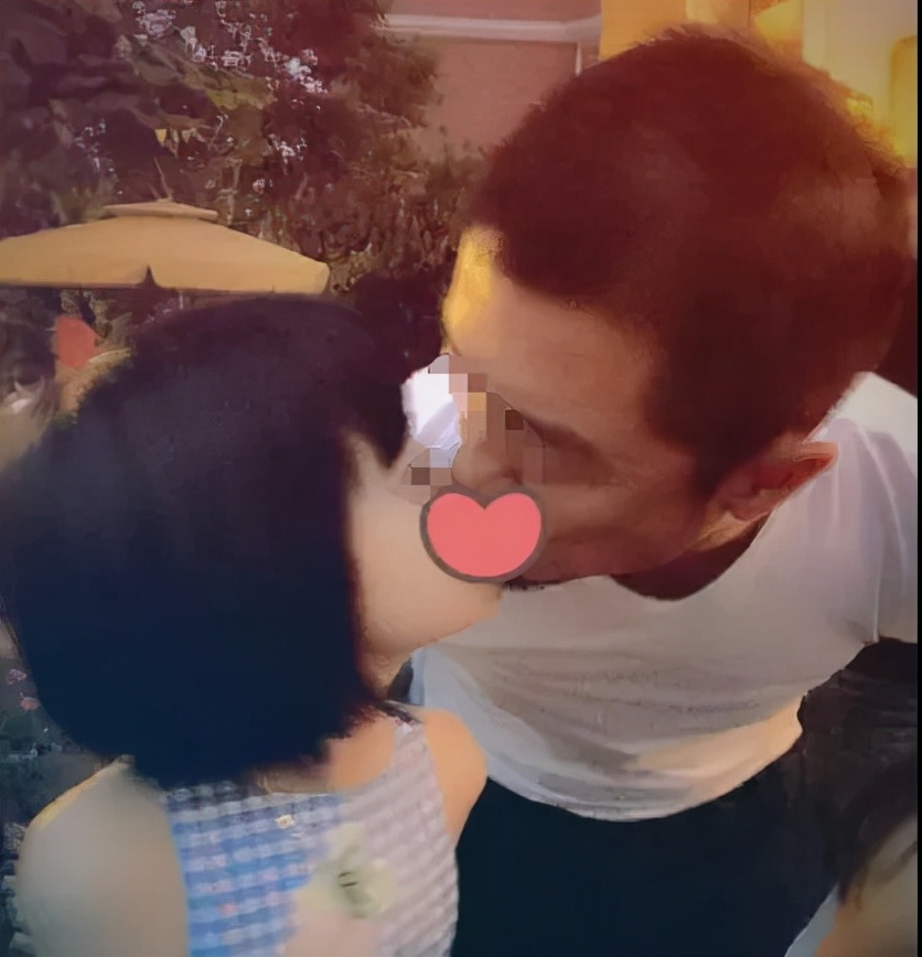 wenno：李亚鹏亲吻15岁女儿大腿惹争议：这样的父爱，不合适吧？