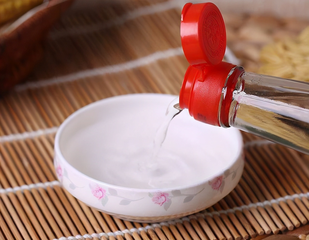 Toothpaste and white vinegar are mixed together to remove dirt, saving