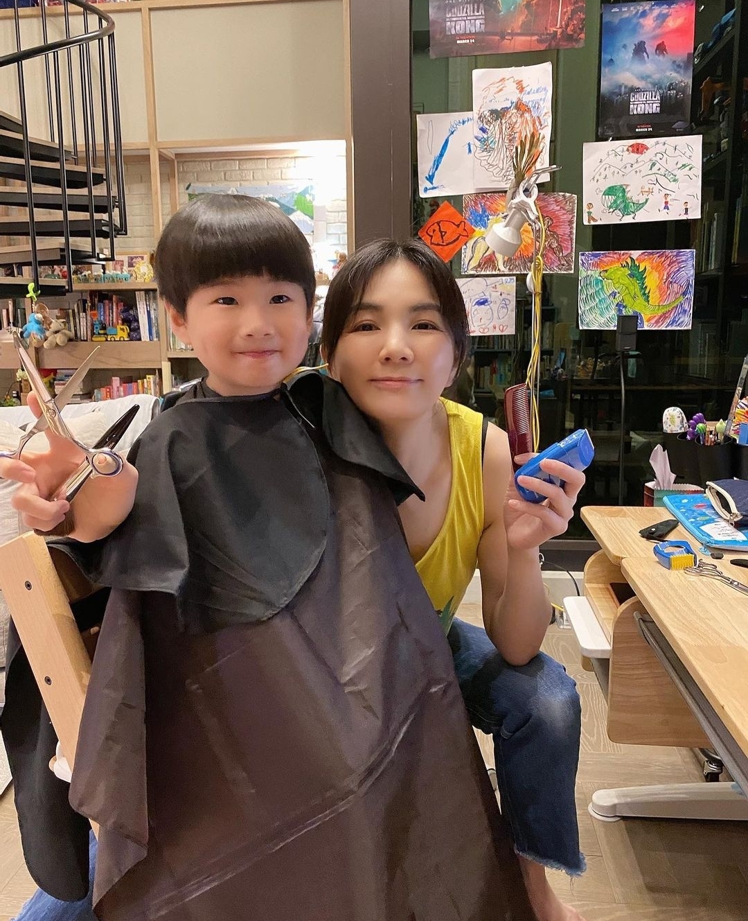 Ella亲自操刀给儿子理发，意外曝光豪宅内景，拥挤但很温馨