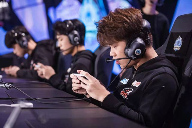 LGD of DYG sweep anything away is become gain the championship popular! Long sincere hair " the individual is dynamic " , 