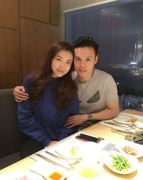 熊黛林老公陪女兒提前過聖誕，雙胞胎姐妹紮馬尾出鏡，越長越可愛
