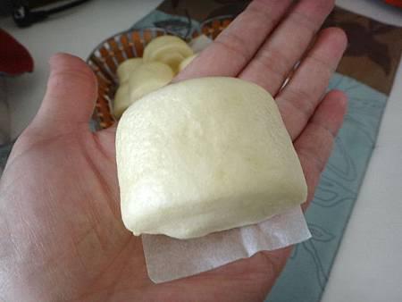 When steaming condensed milk steamed buns, it is wrong to only add yeast. If you add these two more, the steamed buns are fragrant, soft and chewy.