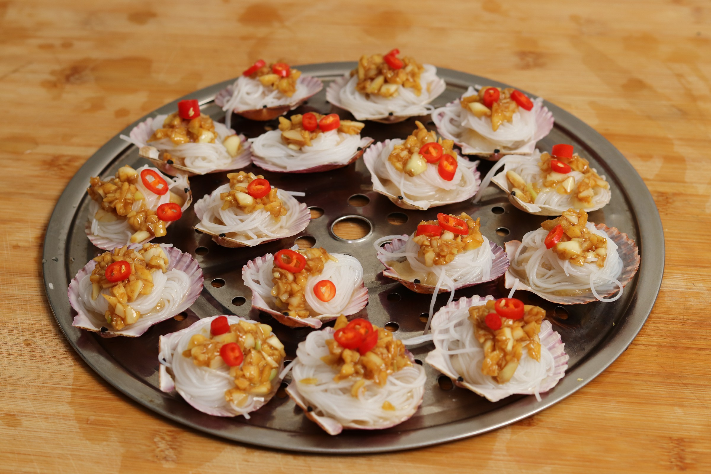Steam the scallops, don’t rush to steam them, the old fishermen will teach you not to pass them on. They are tender and tasteless.