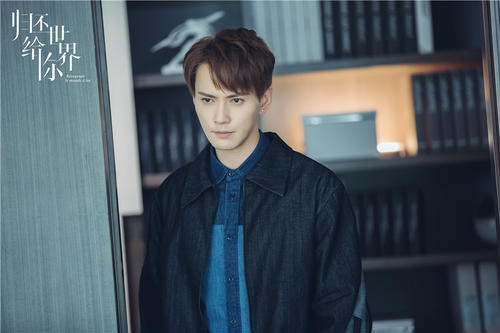 曾是超模大赛的冠军，转型成演员，形象俱佳却