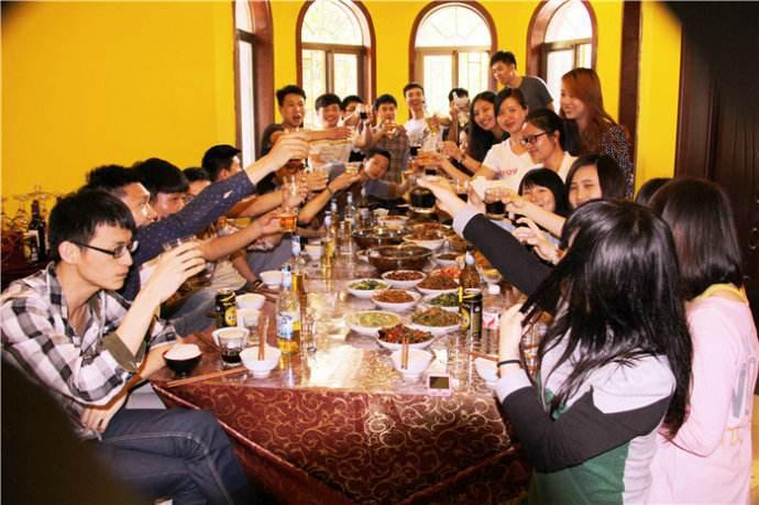 这三种小人总觉得老实人很傻，年轻人，不必和他们继续深交