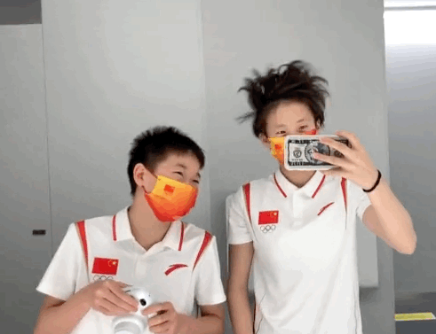 太逗！陈芋汐对着垃圾桶吃火龙果，张家齐偷拍，一旁全红婵笑岔气