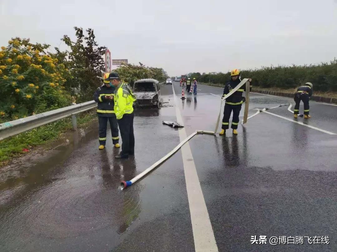 吓人！面包车在开往博白的高速路上自燃，车上还有37个煤气罐