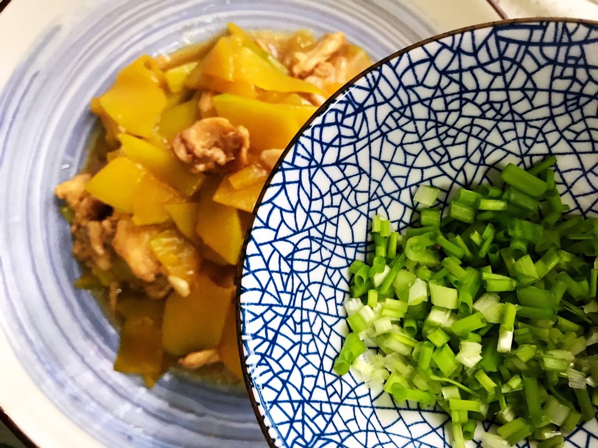 家常蚝油南瓜炒鸡肉片，鲜嫩可口，做法简单，低脂又解馋