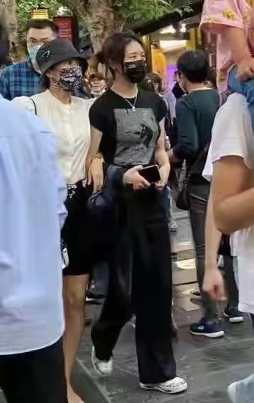 章子怡一家五口现身北京环影！汪峰梳小辫，她穿休闲装一眼被认出