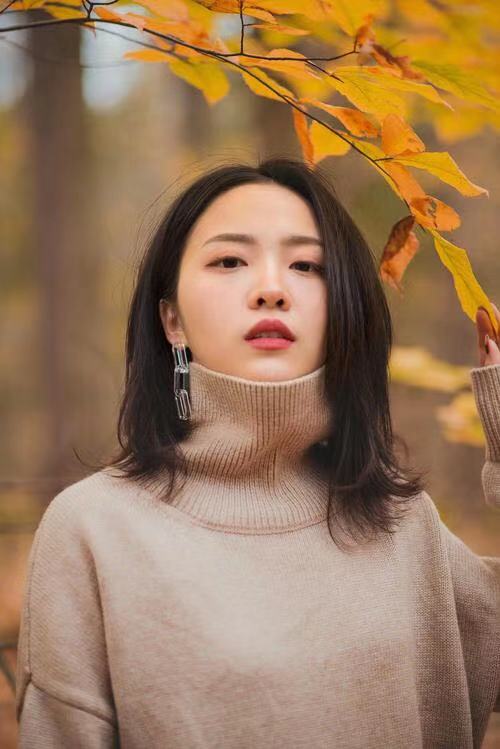 晚秋落叶季，如何穿搭才能拍出大片的感觉（附拍照姿势）？