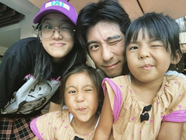 修杰楷带仨女儿玩，父女四人游泳，搞怪自拍，贾静雯忙因工作缺席