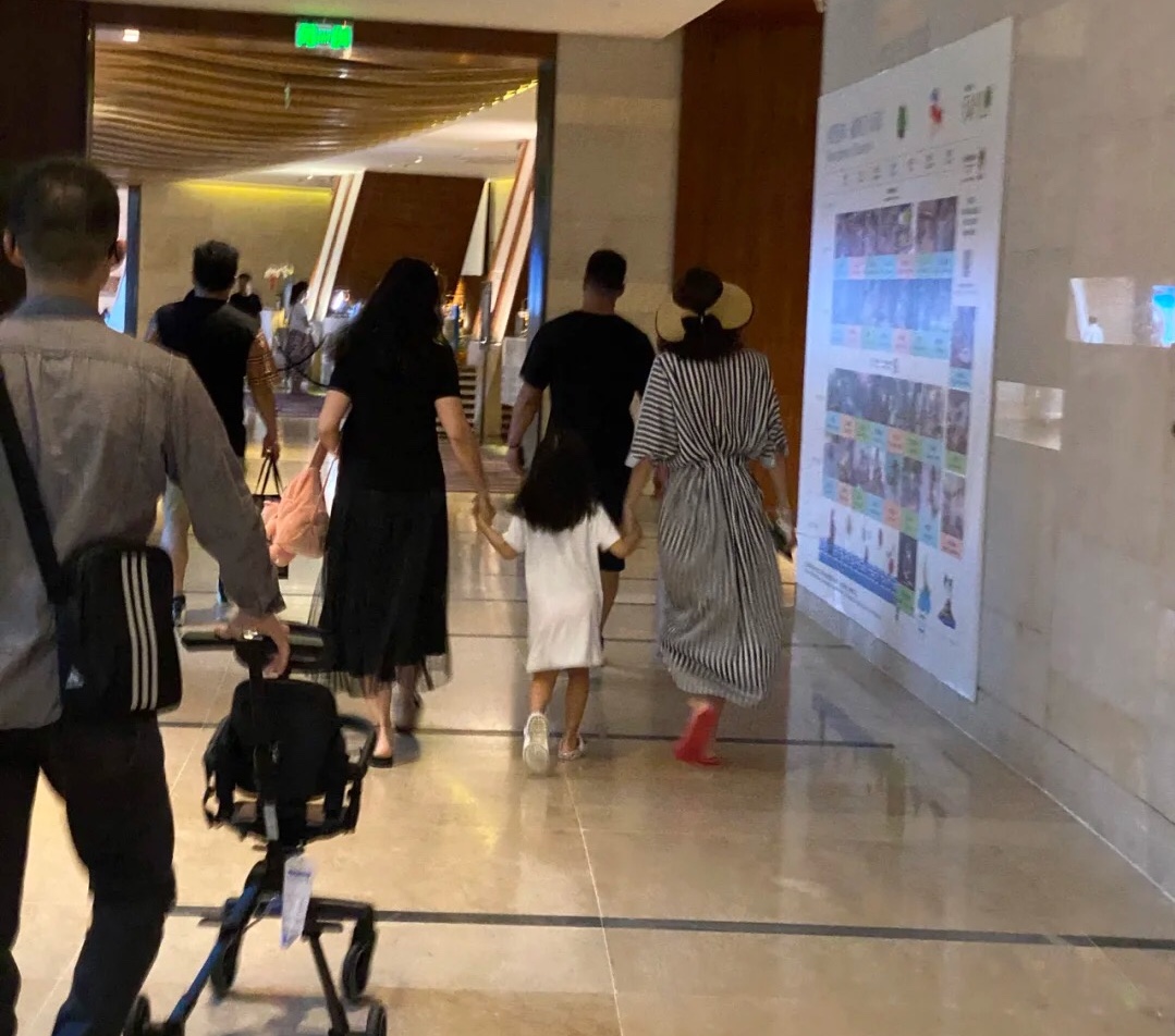 三亞偶遇章子怡，母女三人牽手同行溫馨有愛，醒寶俏皮可愛心情好