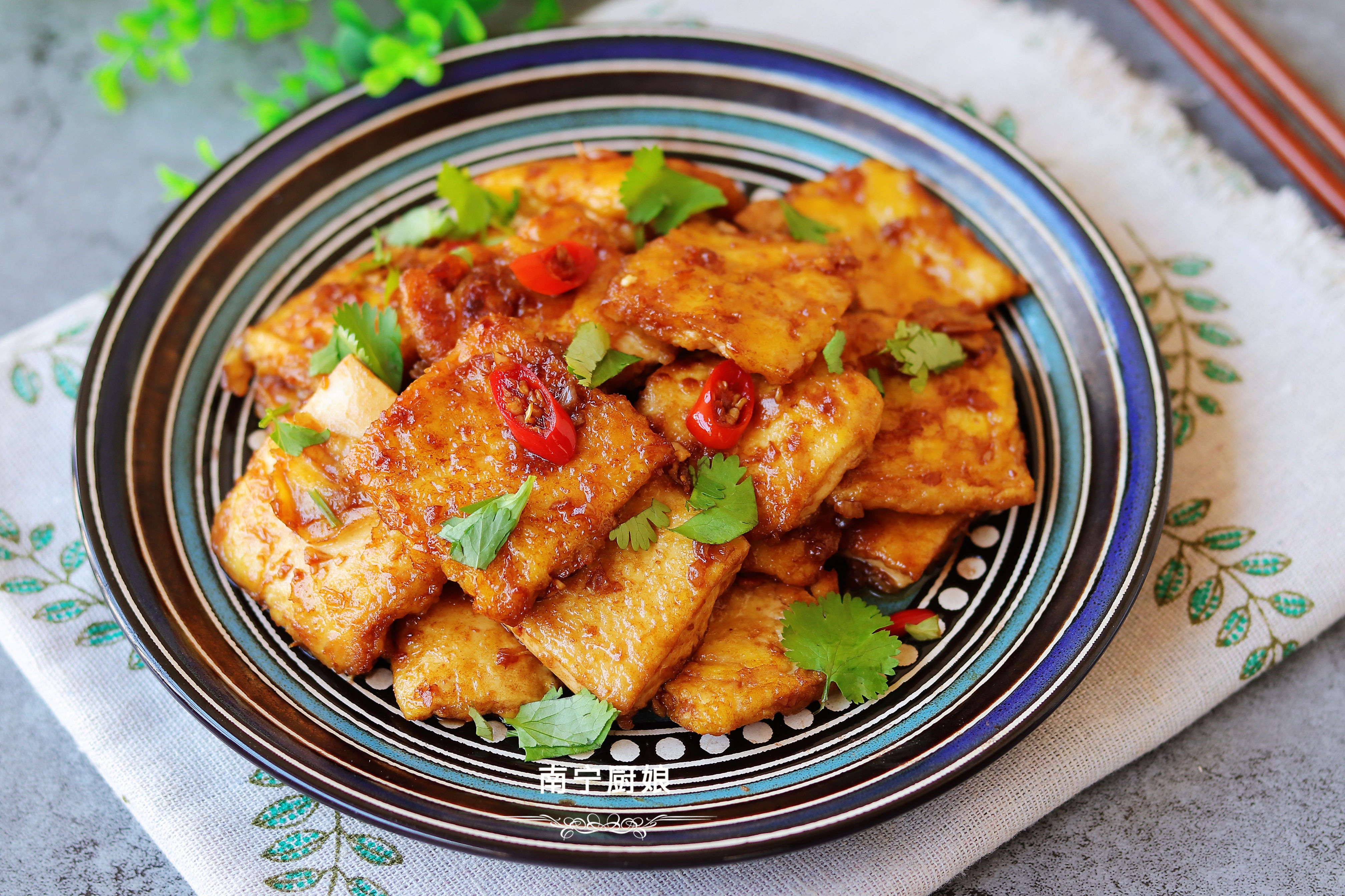 煎豆腐時，直接下鍋煎容易碎？ 多做1步驟，豆腐完整不碎還更入味