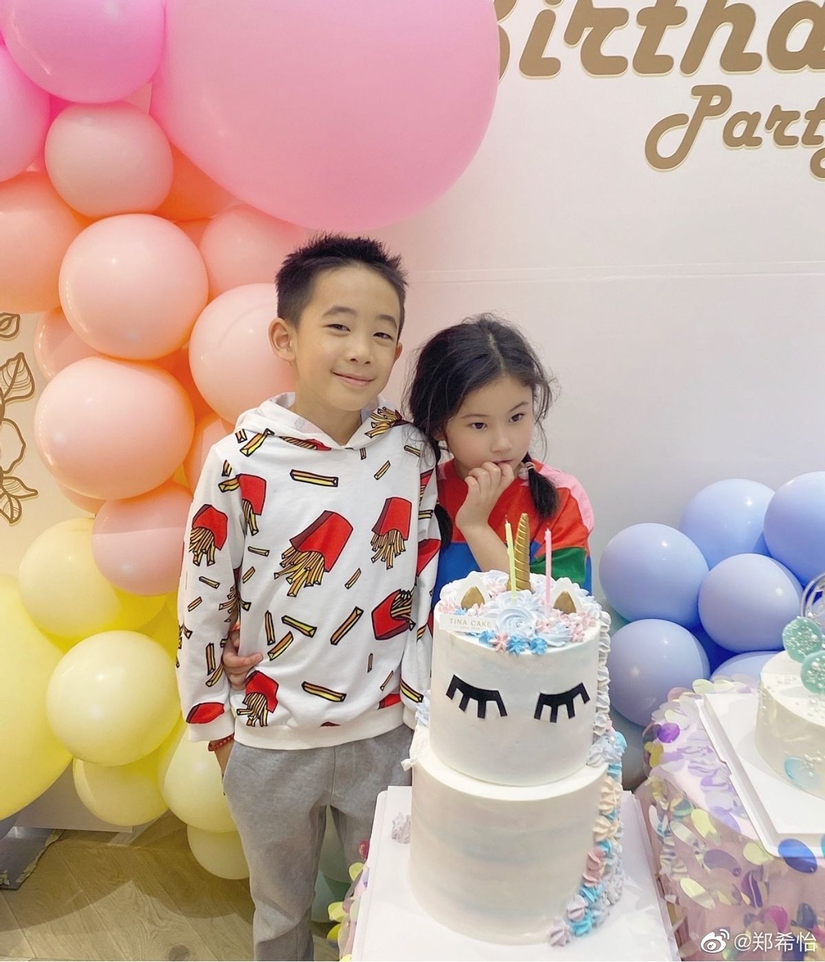 Jasper出席鄭希怡女兒生日會，手插兜有大哥範，男帥女美