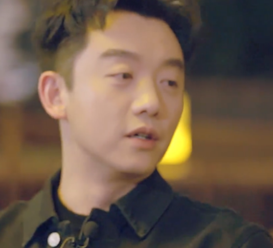 郑恺为女儿办百日宴，苗苗打扮得低调简朴，郑