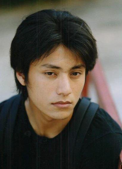 Son Chen Zunyou basks in Chen Kun to close with the schoolgirl according to, handsome male belle is very bright eye, the mirror that wear black extremely father