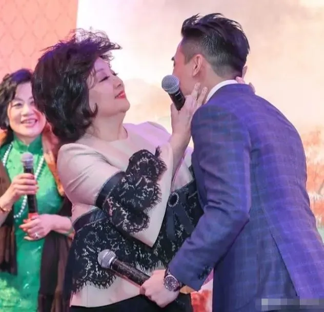 宁愿离婚也不愿改国籍，春晚曾为她破例，现7