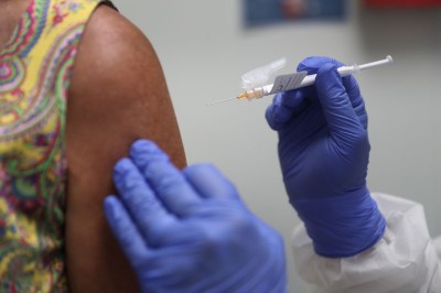 外国专家质疑：既然中国已经控制住病毒，为何还力推新冠疫苗？