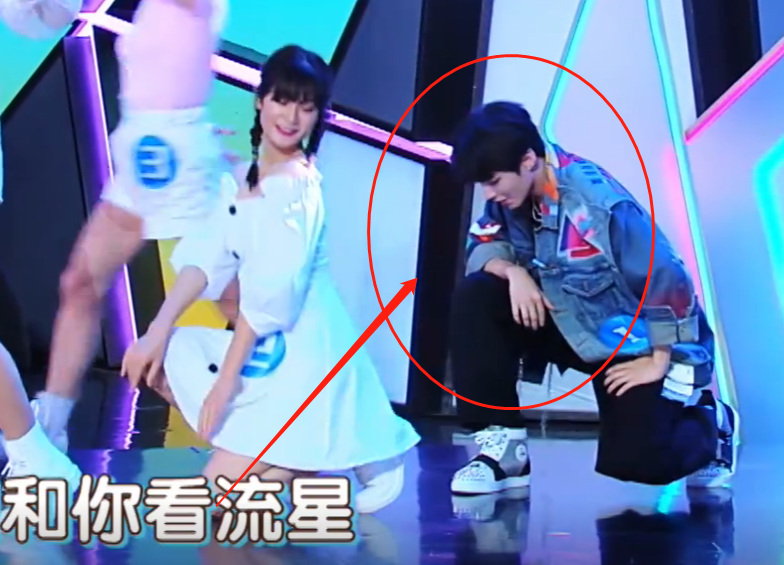 《快本》伴舞女孩穿短裙，当王俊凯下蹲时，谁
