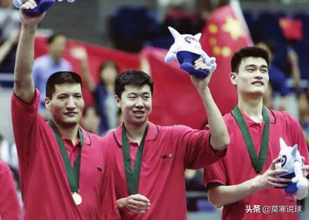 这个单手“压制”奥尼尔的男人，他不止一次改写了中国篮球的历史