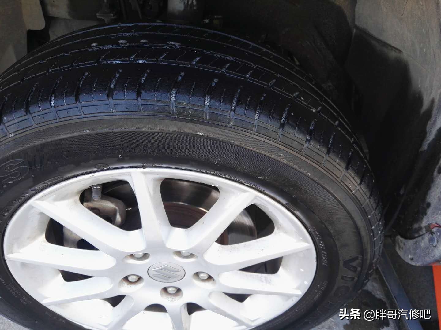 图片[2]_轮毂氧化腐蚀 造成车辆轮胎慢性漏气 轮胎师傅专业处理_5a汽车网