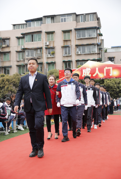 十八而志 大任始承——天府新区职业学校成人礼暨高考誓师大会