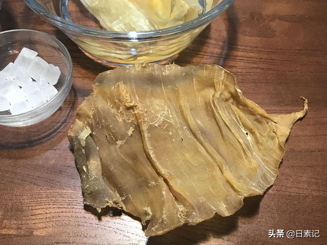 花胶是大补之王，这样炖的花胶一点腥味都没有