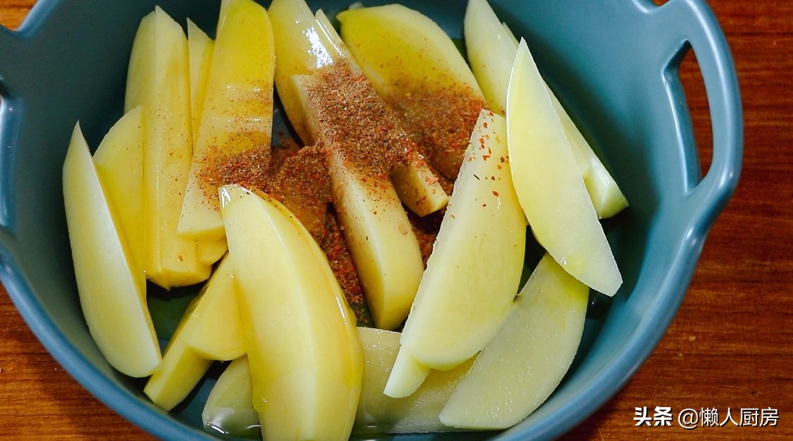 土豆不用炒，撒點辣椒面和燒烤粉，比炸著吃的省油，鹹香軟糯