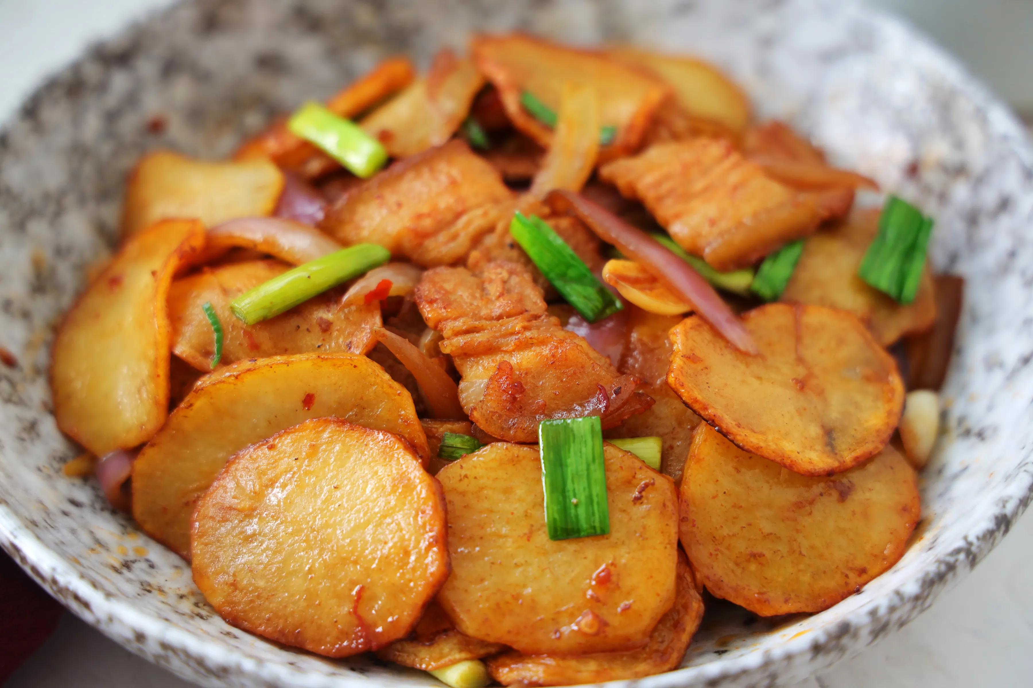 土豆這樣吃太美味，鮮香下飯，比干鍋土豆還過癮，顏值高更有食慾