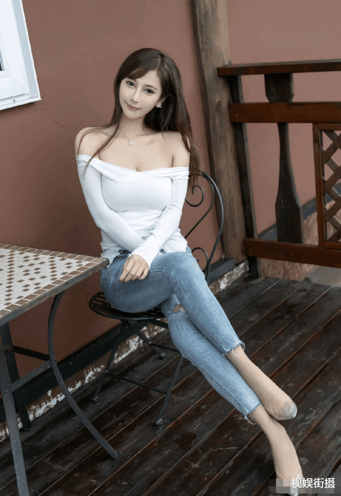 邻家小妹“时髦”的穿搭，展现都市丽人的清新气质