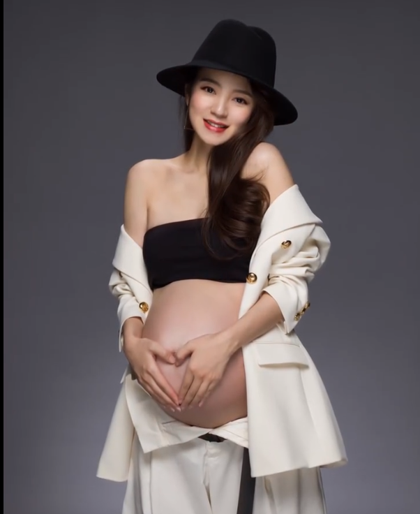 安以轩晒二胎孕肚照，豪门老公亲吻大肚，上一胎送老婆过亿豪宅