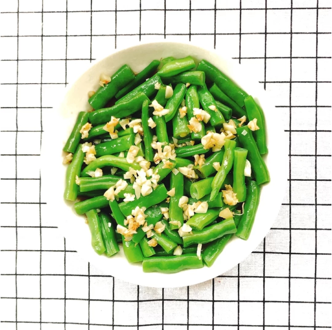 Gourmet home cooking recommendations: Stir-fried tofu with celery and mushrooms, fresh and tender green beans, chili melanin chicken