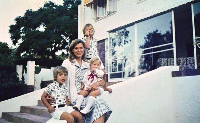 最赚钱的老年模特，被家暴9年，养大3个亿万富翁，儿子创立特斯拉