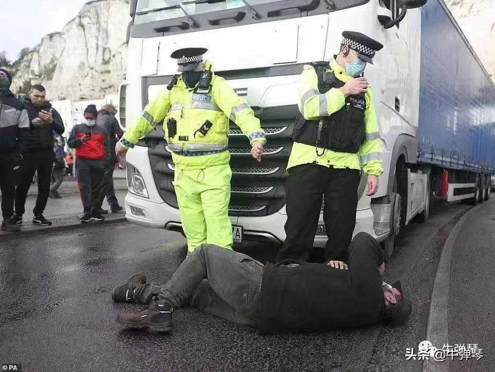 封城第四天，英国警察和司机打起来了