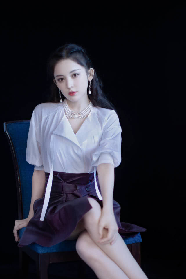 三位新疆女艺人，一个热度下降，两位进入发展