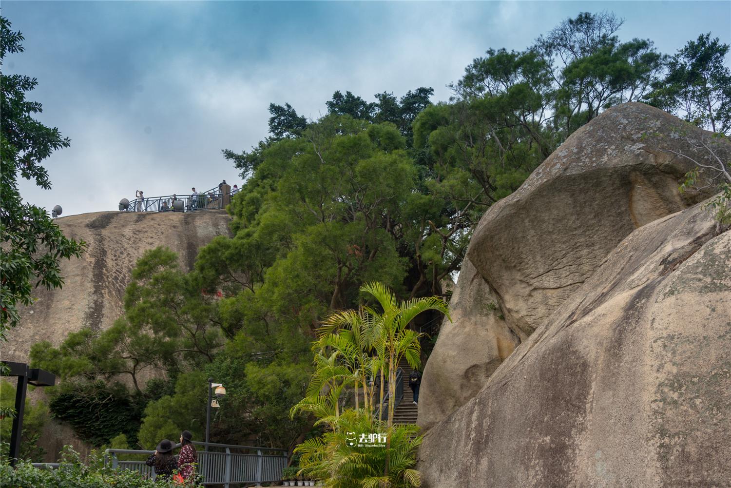 厦门日光岩厦门日光岩海拔不到百米山顶站满游客50元只为上山顶拍照