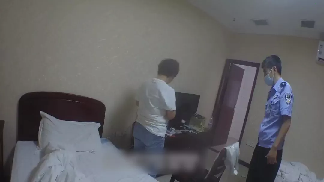 北京一女子躲賓館打電話 民警突然闖入 先掛斷電話 阿克蘇網警巡查執法 Mdeditor 北京一女子躲賓館打電話 民警突然闖入 先掛斷電話 阿克蘇網警巡查執法 Mdeditor