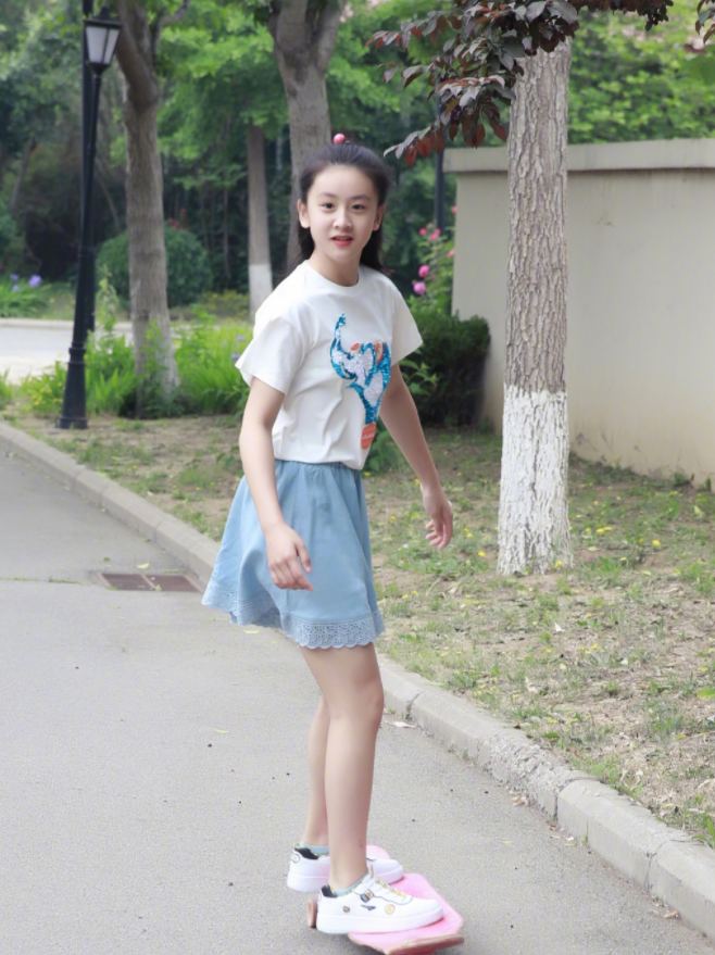 森碟滑板照流出，青春靓丽元气满满，是大家想