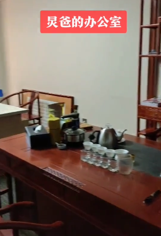 何炅爸爸办公室装修曝光，超大茶桌显古朴，上