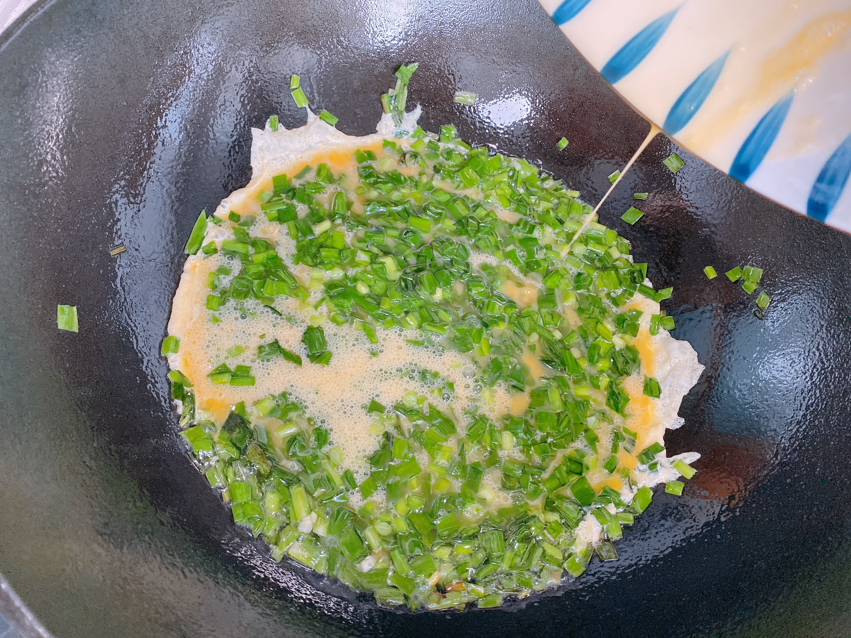 韭菜炒雞蛋，很多人第一步就錯了，教你2點，韭菜不出水雞蛋滑嫩