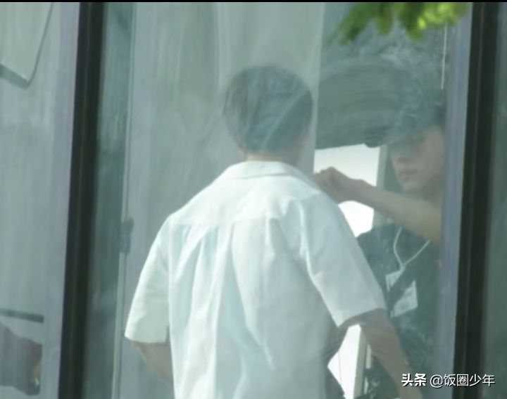 王俊凯玩游戏，身边的工作人员第一次出镜，助