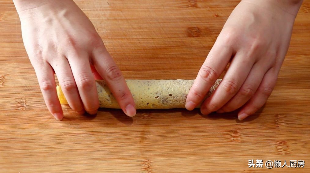 猪肉配上莲藕，既是汤又是菜，加上一点韭菜后，吃起来特别的鲜