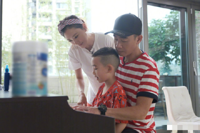 陈小春应采儿教儿子弹钢琴，小小春认真专注，一家三口同框超有爱