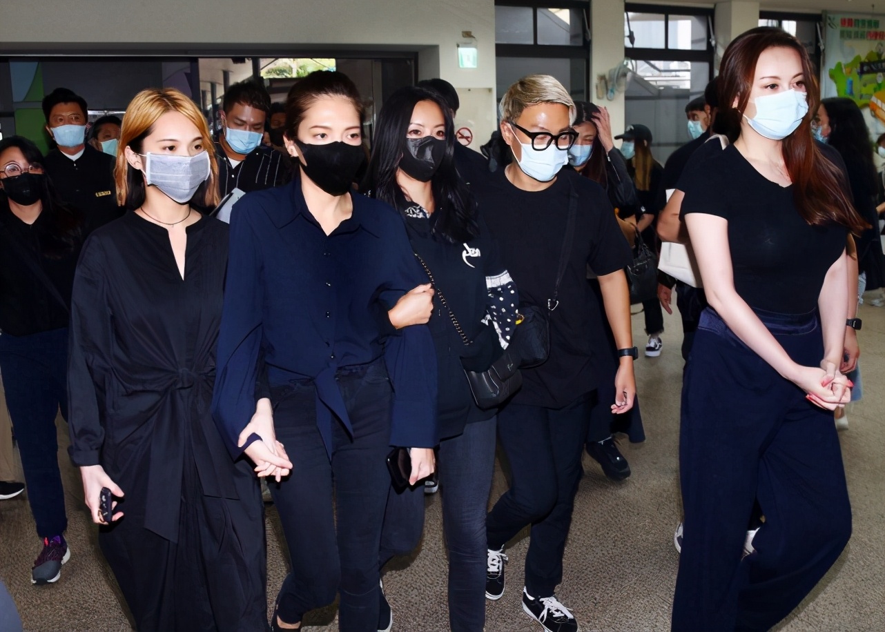 杨丞琳带领“华冈五人帮”陪黄鸿升父亲庆中秋，又哭又笑彼此安慰