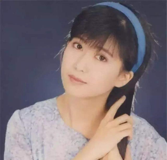 50岁孟庭苇罕晒近照，满头乌发肌肤白皙似少女，