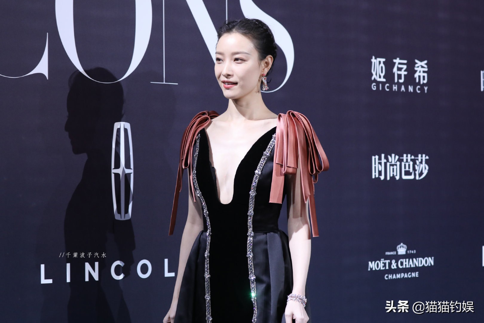 芭莎红毯生图：龚俊口红抢镜，宋茜又没穿对，Baby礼裙最显老