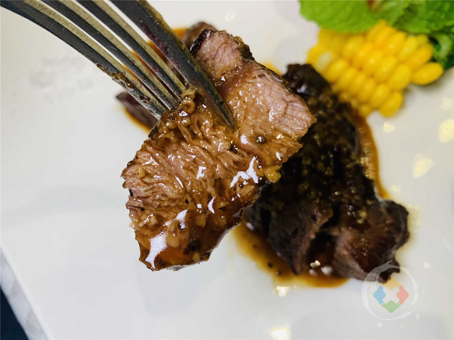 重庆江边最浪漫的餐厅，仿佛置身海底世界，超大型鲨鱼近在眼前