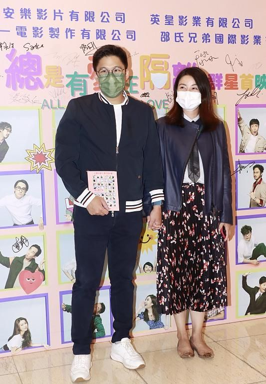 郭晶晶一家看芭蕾表演，7歲長子短褲裡套秋褲，褲子提太高好尷尬